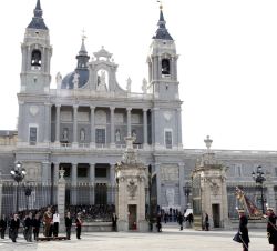 Sus Majestades los Reyes en la Plaza de la Armería del Palacio Real recibiendo los Honores Militares