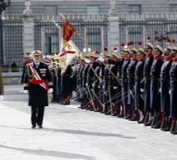 Don Felipe pasa revista a las tropas de la Guardia Real en la Plaza de la Armería