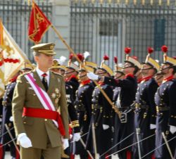 Don Felipe durante la revista a las tropas de la Guardia Real