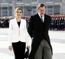 Su Majestad la Reina acompañada por el presidente del Gobierno se dirige al interior del Palacio Real
