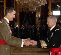 Su Majestad el Rey recibe de manos del jefe del Estado Mayor de la Defensa la "Bengala de Capitán General"