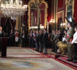Sus Majestades los Reyes en el Salón del Trono durante la intervención del ministro de Defensa