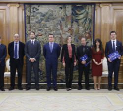 Doña Letizia, con la Junta Directiva de la Plataforma de Organizaciones de Infancia de España