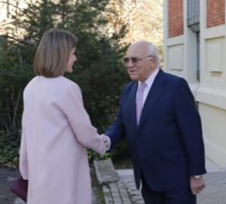 Su Majestad la Reina recibe el saludo del presidente de la FAD, Ignacio Bayón Mariné 
