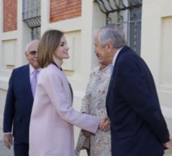 Su Majestad la Reina recibe el saludo del director general de la FAD, Ignacio Calderón