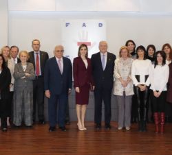 Su Majestad la Reina acompañada por el personal de la Fundación de Ayuda contra la Drogadicción (FAD)