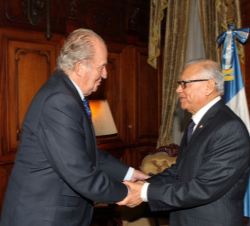 Saludo entre Don Juan Carlos y el Presidente saliente, Alejandro Maldonado