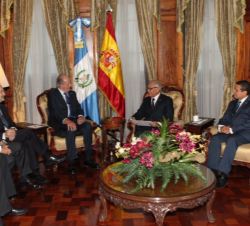 Vista general de la reunión entre Don Juan Carlos y el Presidente saliente de Guatemala, Alejandro Maldonado