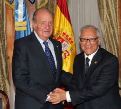 Saludo entre Don Juan Carlos y el Presidente saliente, Alejandro Maldonado