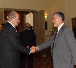 Don Juan Carlos recibe el saludo de Juan Antonio Luz López, presidente de la Junta Directiva del Sanatorio Nuestra Señora del Pilar, que pertenece a l