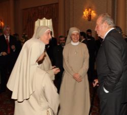 Don Juan Carlos conversa con unas religiosas durante la recepción ofrecida a la colonia española residente en Guatemala