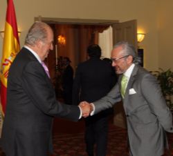 Don Juan Carlos recibe el saludo de Rafael Briz, presidente de la Cámara Oficial Española de Comercio en Guatemala, en la recepción ofrecida a la cole