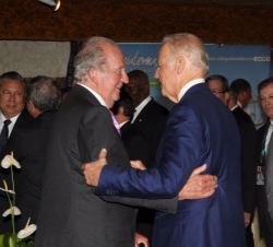 Saludo entre Don Juan Carlos y el vicepresidente de los EE.UU., Joe Biden, antes de la ceremonia de transmisión del mando presidencial
