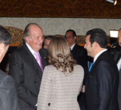 Don Juan Carlos conversa con presidente electo de Guatemala, Jimmy Morales, su esposa, Gilda Marroquín, y el presidente de Costa Rica, Luis Guillermo 