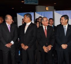 Don Juan Carlos conversa con el presidente de Ecuador, Rafael Correa, en presencia de los Jefes de Estado y de Delegación asistentes, antes de la cere