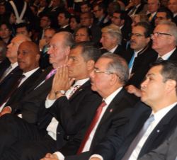 Don Juan Carlos, en la primera fila de asientos del auditorio, junto a los Jefes de Estado y de Delegación asistentes, durante la ceremonia de transmi