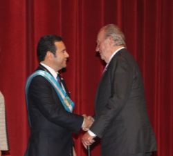 Su Majestad el Rey Don Juan Carlos saluda al nuevo Presidente de Guatemala, Jimmy Morales, en presencia de su esposa, Gilda Marroquín, al finalizar la