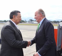 Don Juan Carlos fue recibido a su llegada a Ciudad de Guatemala por el vicepresidente de Guatemala, Juan Alfonso Fuentes
