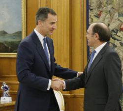 Su Majestad el Rey recibe el saludo del presidente del Senado, Pío García-Escudero