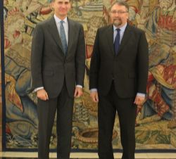 Su Majestad el Rey con el representante de Foro Asturias (FORO), Isidro Manuel Martínez Oblanca