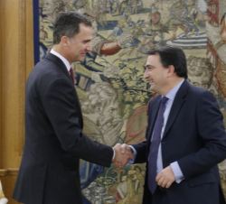 Su Majestad el Rey recibe el saludo del representante de Euzko Alderdi Jeltzalea-Partido Nacionalista Vasco (EAJ-PNV), Aitor Esteban Bravo