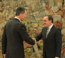 Su Majestad el Rey recibe el saludo del representante de Unión del Pueblo Navarro (UPN), Javier Esparza Abaurrea