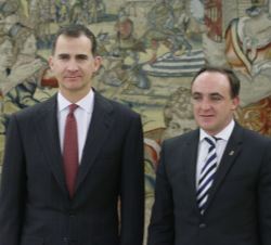 Don Felipe junto al representante de Unión del Pueblo Navarro (UPN), Javier Esparza Abaurrea