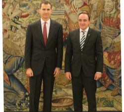 Su Majestad el Rey junto al representante de Unión del Pueblo Navarro (UPN), Javier Esparza Abaurrea
