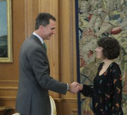 Don Felipe recibe el saludo de la representante designada por Podemos-En Marea-Anvoa-EU, Alexandra Fernández Gómez