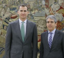 Don Felipe con el representante designado por Democràcia i Llibertat. Convergència. Demòcrates. Reagrupament (DL), Francesc Homs i Molist
