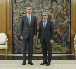 Don Felipe junto al representante designado por Democràcia i Llibertat. Convergència. Demòcrates. Reagrupament (DL), Francesc Homs i Molist