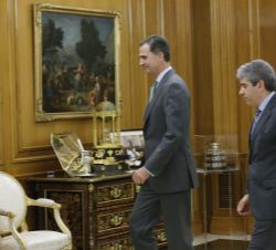 Don Felipe con el representante de Democràcia i Llibertat. Convergència. Demòcrates. Reagrupament (DL), Francesc Homs i Molist