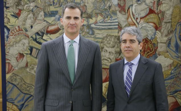 Don Felipe con el representante designado por Democràcia i Llibertat. Convergència. Demòcrates. Reagrupament (DL), Francesc Homs i Molist