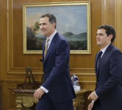 Su Majestad el Rey, acompañado de Albert Rivera Díaz, de Ciudadanos-Partido de la Ciudadanía (C´s)