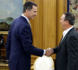 Don Felipe recibe el saludo del representante designado por Compromís-Podemos-És el Moment, Joan Baldoví Roda