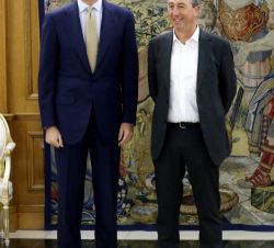 Don Felipe con el representante designado por Compromís-Podemos-És el Moment, Joan Baldoví Roda