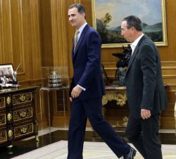 Don Felipe con el representante designado por Compromís-Podemos-És el Moment, Joan Baldoví Roda