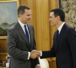 Su Majestad el Rey recibe el saludo de Pedro Sánchez Pérez-Castejón, del Partido Socialista Obrero Español (PSOE)