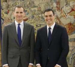 Don Felipe junto a Pedro Sánchez Pérez-Castejón, del Partido Socialista Obrero Español (PSOE)