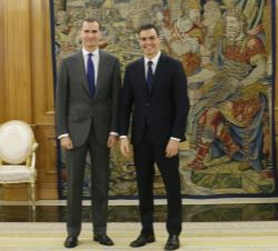 Don Felipe junto a Pedro Sánchez Pérez-Castejón, del Partido Socialista Obrero Español (PSOE)