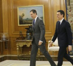 Don Felipe junto a Pedro Sánchez Pérez-Castejón, del Partido Socialista Obrero Español (PSOE)
