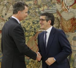 Su Majestad el Rey recibe el saludo del presidente del Congreso de los Diputados, Patxi López