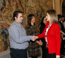 Su Majestad la Reina recibe el saludo de un miembro de Atelma