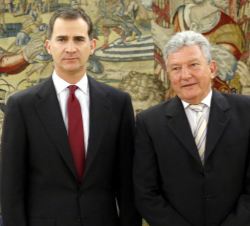 Su Majestad el Rey con el representante de Nueva Canarias (NCa), Pedro Quevedo Iturbe 