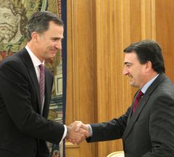 Su Majestad el Rey recibe el saludo del representante de Euzko Alderdi Jeltzalea-Partido Nacionalista Vasco (EAJ-PNV), Aitor Esteban Bravo