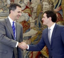 Su Majestad el Rey recibe el saludo del representante de Ciudadanos-Partido de la Ciudadanía (C's), Albert Rivera Díaz