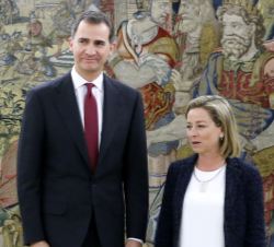 Su Majestad el Rey con la representante de Coalición Canaria-Partido Nacionalista Canario (CCa-PNC), Ana María Oramas González-Moro