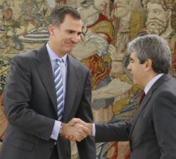 Su Majestad el Rey recibe el saludo del representante de Democràcia i Llibertat. Convergència. Demòcrates. Reagrupament (DL), Francesc Homs i Molist