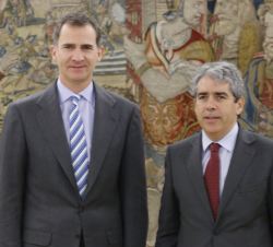 Su Majestad el Rey con el representante de Democràcia i Llibertat. Convergència. Demòcrates. Reagrupament (DL), Francesc Homs i Molist