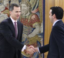 Su Majestad el Rey recibe el saludo del representante de Unión del Pueblo Navarro (UPN), Íñigo Jesús Alli Martínez 